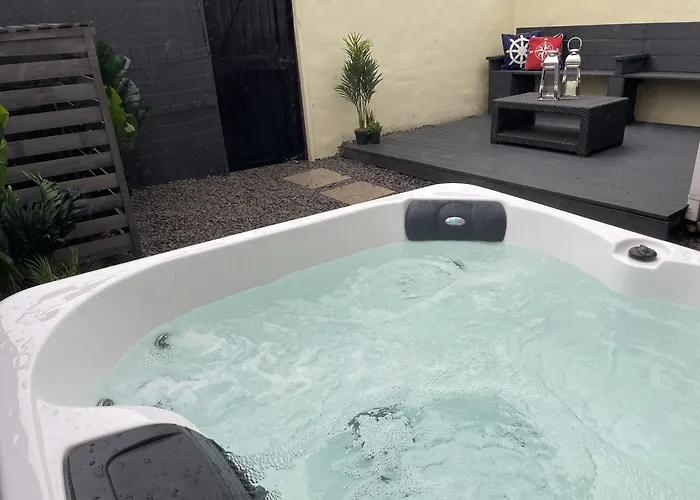 Chateau By The Sea - Luxury Hotel Style 3 Bed With Hot Tub