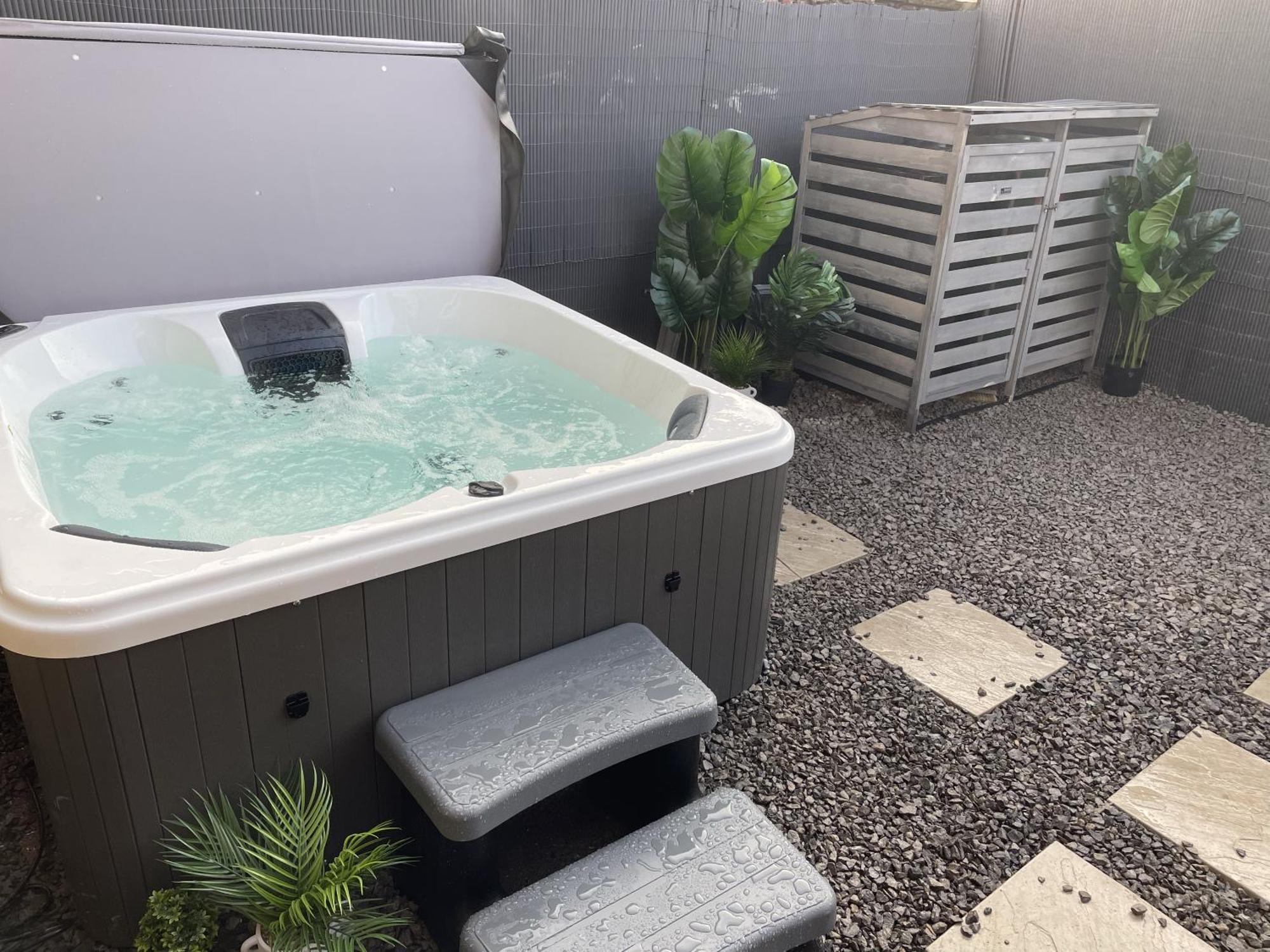 Chateau By The Sea - Luxury Style 3 Bed With Hot Tub