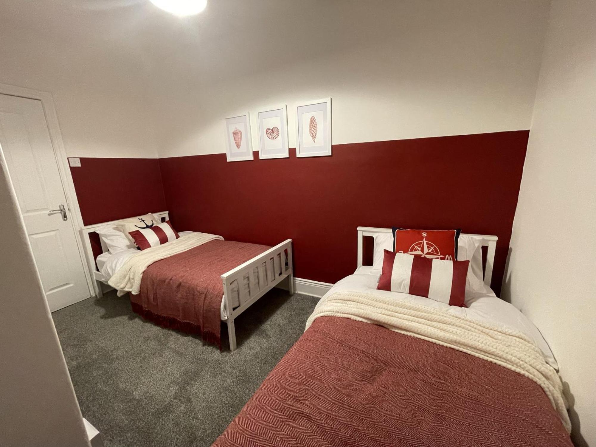 Holiday home Chateau By The Sea - Luxury Style 3 Bed With Hot Tub